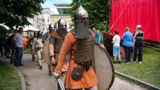 Фестиваль «Времена и эпохи. Победы России» на Гоголевском бульваре. Он иллюстрирует «повседневные и героические аспекты жизни разных эпох». В этом году центральной темой стали военные победы России. 
