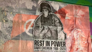 На похоронах художника-добровольца Давида Чичкана (на фото – настенная роспись его памяти, Берн, 2026) бывший покойник Денис Капустин пытался наезжать на либертарных активистов и получил то, что заслужил