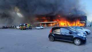 Россия убеждает себя, что до выигрыша — буквально несколько ходов (на фото — последствия ракетной атаки торгового центра в Кременчуге)