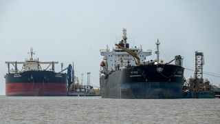 Нефтяные танкеры в порту Мумбаи