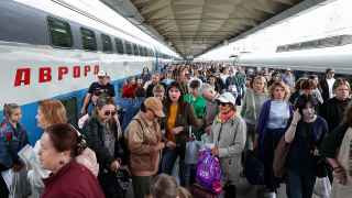 Проблема слишком велика, чтобы решить ее дополнительными вагонами 