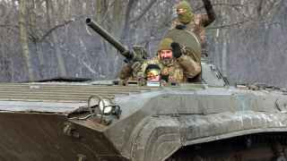 Украинские военные на бронетранспортере недалеко от Бахмута