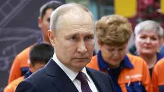 Владимир Путин во время посещения Улан-Удэнского авиационного завода