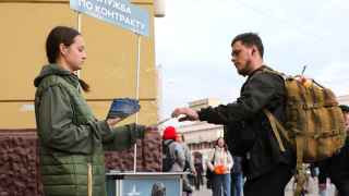 Закон об электронных повестках, которых не существует больше нигде в мире, не связан с планами по новой волне мобилизации, которых «не было и нет», заявил пресс-секретарь президента РФ Дмитрий Песков.

