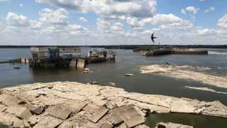 6 июня обрушилась Каховская ГЭС на юге Украины, затопив многие города и села на правом и левом берегах Днепра и вынудив тысячи жителей эвакуироваться. Киев и Москва обвинили друг друга в прорыве плотины. На фото вид на Каховскую ГЭС.