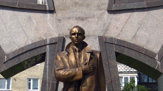 Памятник Степану Бандере в Ивано-Франковске