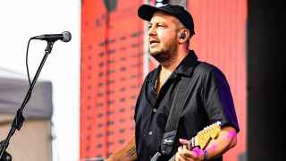 Лидер «Смысловых галлюцинаций» получил за пять выступлений почти 7 млн рублей. Многие фанаты осудили группу. В социальных сетях у артиста спрашивали, «почем нынче совесть». 