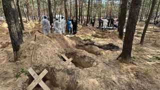Братские могилы в Изюме