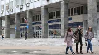 Студенты у здания Донецкого национального университета