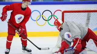 Хоккей. Мужчины. Тренировка. Кирилл Семенов и вратарь Иван Федотов (ОКР) (слева направо) во время тренировки. 