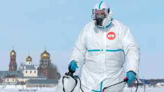 Дезинфектор на пропускном пункте на въезде в село Козиха Ордынского района Новосибирской области