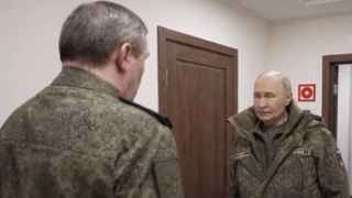 Владимир Путин (лицом) и Валерий Герасимов (спиной) подготовили бессмысленный радиоактивный ответ на то, что сочли недружественным шагом Запада