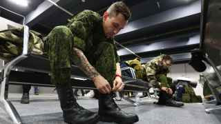 Выдача обмундирования в пункте мобилизации 