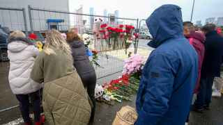 Цветы в память о жертвах теракта в подмосковном Crocus City Hall