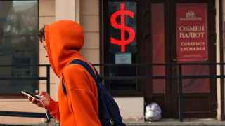 Доллар снова дешевле 100 рублей