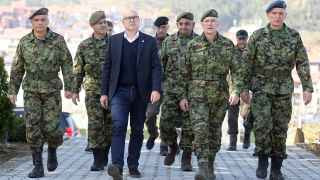 Глава Минобороны Сербии Милош Вучевич (в центре)