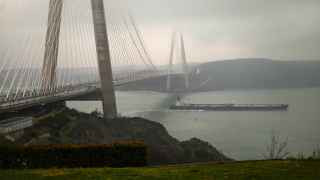 Нефтяной танкер в проливе Босфор в Стамбуле