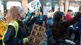 Многие не только участвовали в шествиях. По свидетельству корреспондента The Moscow Times, на площадях и улицах группы активистов или даже одиночки стоят с плакатами, раздают материалы, организуют представления, призывают прекратить финансирование проектов с ископаемым топливом, вырубку лесов, загрязнение океанов – в общем, сохранить планету. 