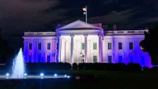 Белый дом, освещенный в сине-белых тонах израильского флага в поддержку Израиля