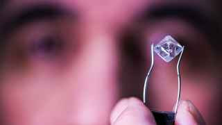 Размеченный кристалл алмаза перед распиливанием на производственном участке АО «ПО "Кристалл». 