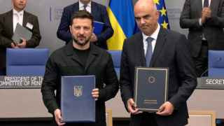 Владимир Зеленский и Ален Берсе после подписания соглашения о создании спецтрибунала в Совете Европы