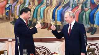 США расценили визит китайской делегаци в Москву как «дипломатические прикрытие» военным преступлениям России, заявил госсекретарь США Энтони Блинкен. Си приехал в Россию сразу после того, как Международный уголовный суд в Гааге выдал ордер на арест Путина.