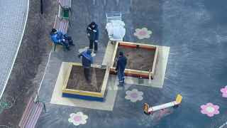 Сине-желтая песочница в Москве стала зеленой после жалоб местных жителей.
