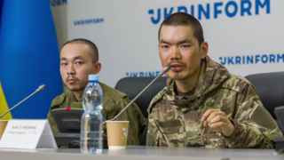 Пленные граждане Китая на пресс-конференции в Киеве 14 апреля: Чжан Ренбо (слева) и Ван Гуанцзюнь (справа)