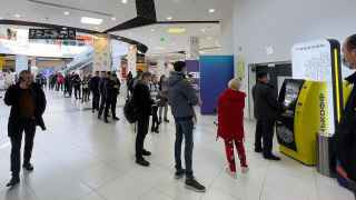 Это очередь годичной давности — во время паники, вызванной началом войны. ЦБ с паникой уверенно справился