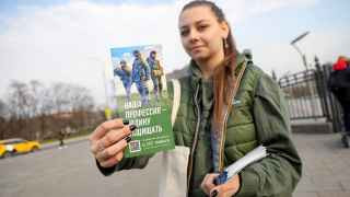 Кампания по привлечению новых контрактников проходит в России на фоне ужесточения правил призыва.