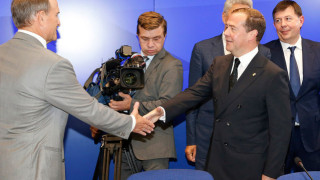 Виктор Медведчук (слева, с протянутой рукой) и Дмитрий Медведев (тянет к нему руку) давно сошлись во мнениях  