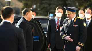 Си Цзиньпина встречает генерал-лейтенант Сергей Удовенко в Кремле.
