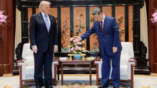 Си Цзиньпин (справа) поймал Дональда Трампа в ловушку почестей и мишуры
