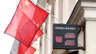 Пока рубль падает, а ставки в юанях высокие, компании стараются придерживать валюту