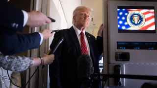 Дональд Трамп на борту самолета в Саудовской Аравии