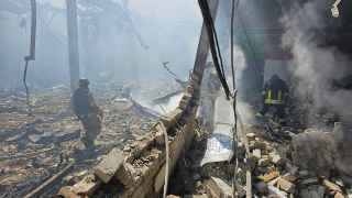 Разрушенный ракетным ударом супермаркет в Константиновке