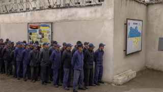 Российские военнопленные стоят в очереди на обед в лагере для военнопленных на западе Украины.