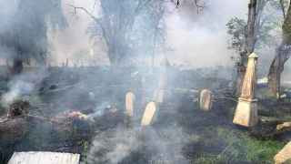 Еврейское кладбище в Глухове Сумской области после обстрела.