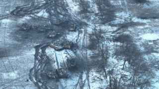 Не в первый раз российская бронированная техника целой колонной попадает под смертоносный обстрел – командование РФ, кажется, не учло уроков Киева и Белогоровки