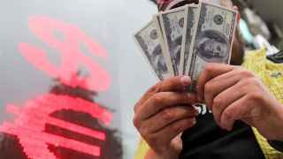 Россияне возвращают домой деньги из банков, но отправили еще больше иностранным брокерам