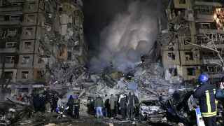 14 января российская ракетная атака поразила жилой дом в Днепре, Украина, в результате чего по меньшей мере 46 человек погибли и не менее 80 получили ранения.