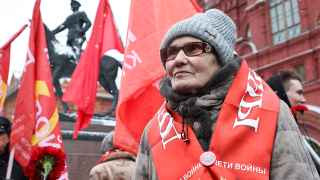 Киев заявляет, что действия Москвы продиктованы империализмом сталинской эпохи, а широкомасштабные репрессии против критиков Кремля внутри России напоминают советские методы.