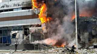 В Днепре под российский обстрел попал торговый центр.