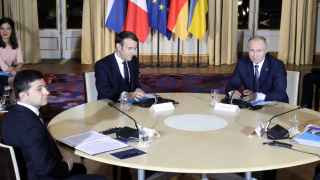 Позиция Путина по Украине практически не изменилась за более чем пять лет, прошедших со дня его единственной встречи с президентом Зеленским (слева)