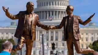 Инсталляция в Вашингтоне, изображающая Джеффри Эпштейна и Дональда Трампа