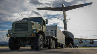 Американский тягач загружает на борт самолета C-17A Globemaster III контейнерную пусковую установку Mk 70 в ходе учений НАТО Operation Atlantic City 26 в Норвегии