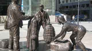 Трагедия советских бумеров отлита в бронзе в Китае – это челнокам, вывезшим на своих плечах потребительскую часть российской экономики в 1990-е годы