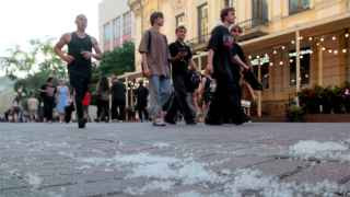 Тополиный пух на улицах Москвы