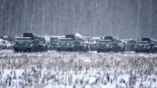 Боевые машины 9П140 из состава реактивной системы залпового огня «Ураган» в Беларуси во время учений