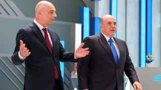 Цена на нефть не укладывается в бюджетное правило Михаила Мишустина (справа) и Антона Силуанова